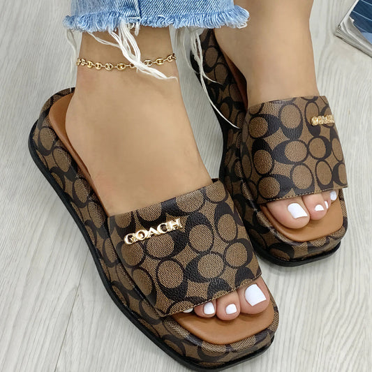 SANDALIA COACH™ - Confort Premium Con Logo Dorado