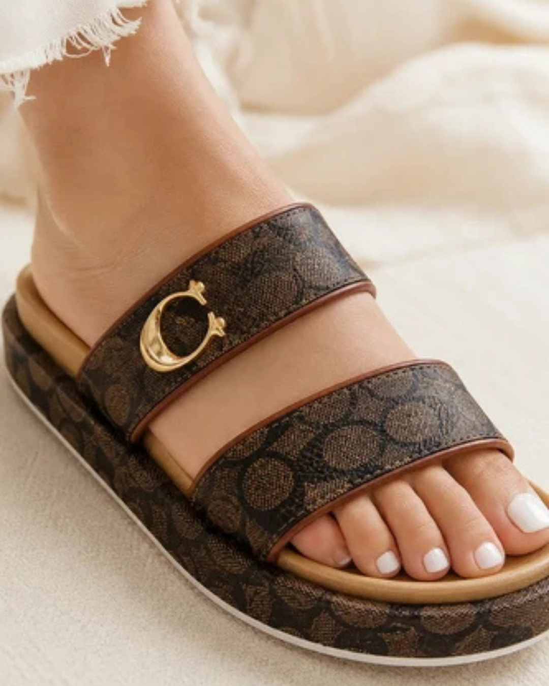 SANDALIA COACH™ SIGNATURE - Confort Premium Con Logo Dorado