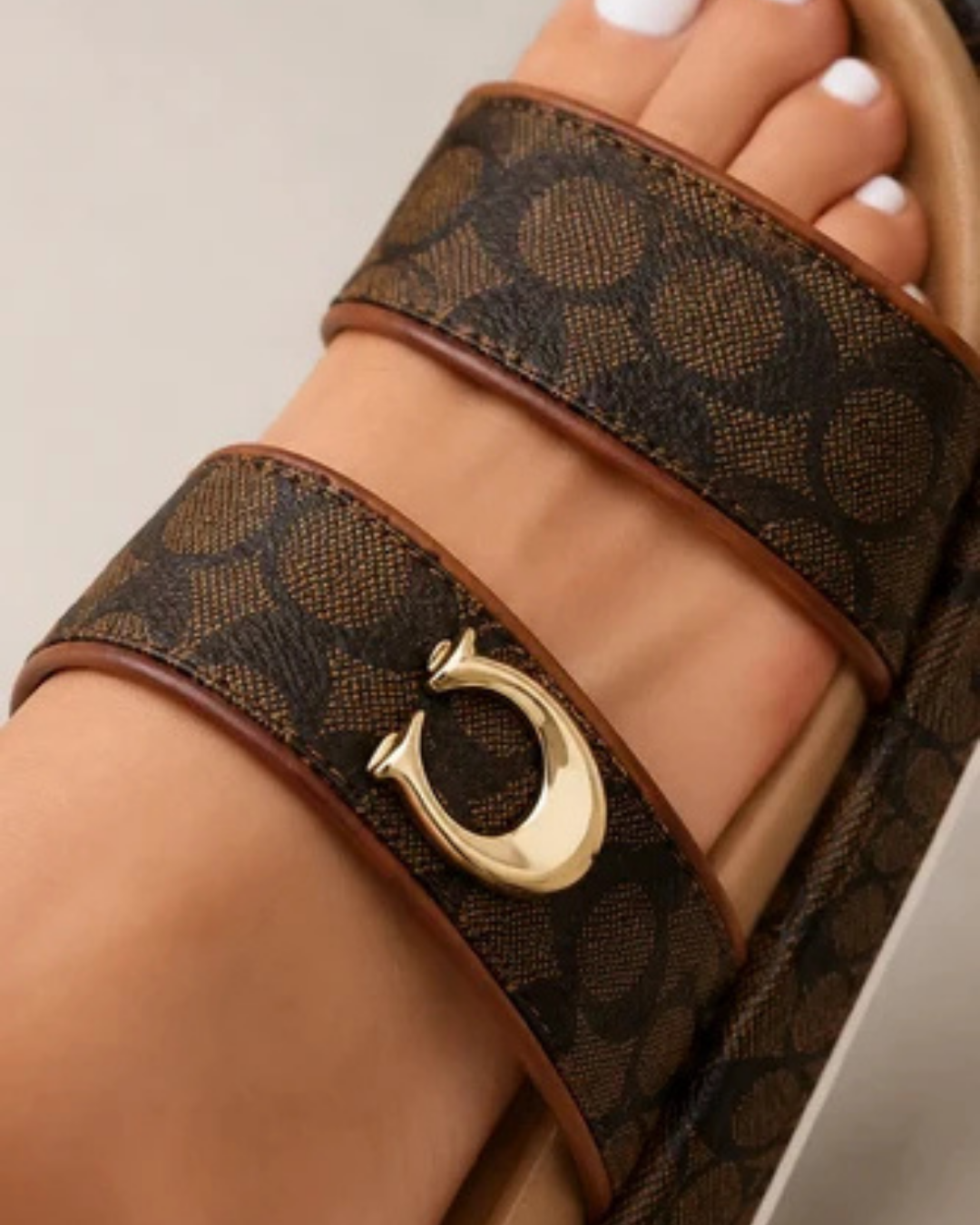 SANDALIA COACH™ SIGNATURE - Confort Premium Con Logo Dorado